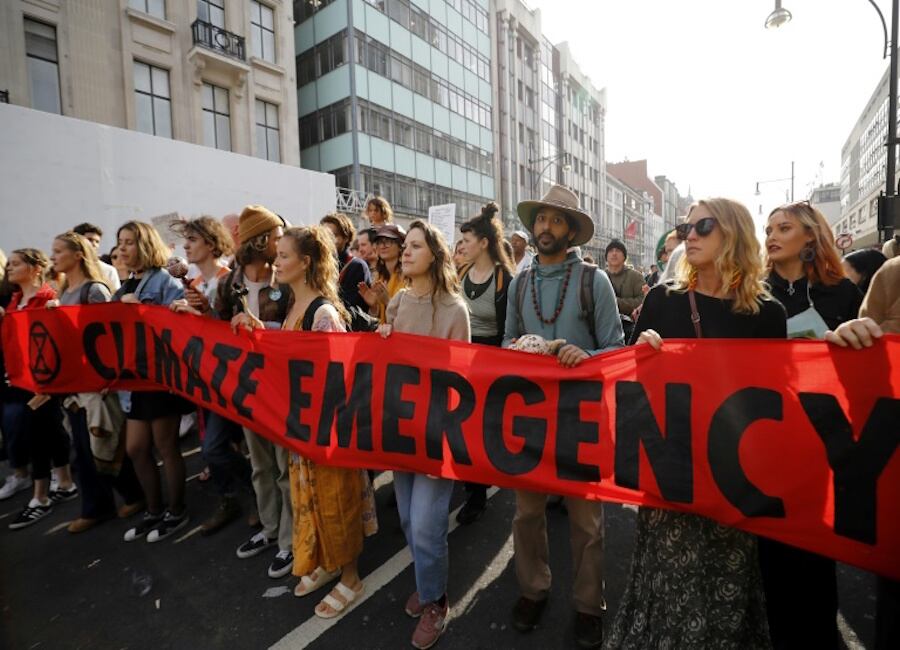Unos ecologistas advierten de la “emergencia climática” en Londres.