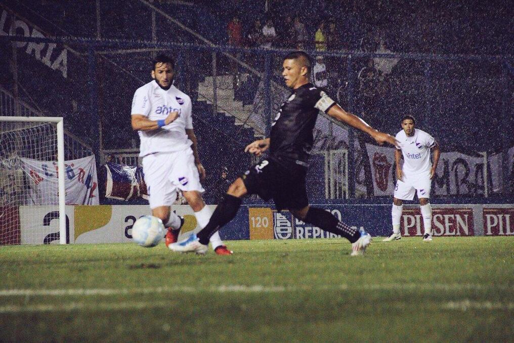 Richard Ortiz puntea la pelota ante la mirada de Gonzalo Porras, un poco más atrás. El Decano sufrió
una nueva derrota.