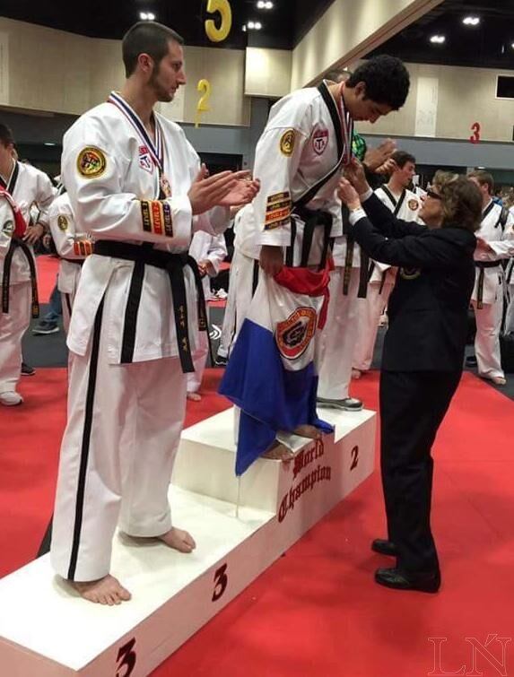Preciso instante en que Ortega recibe la medalla de oro, luego de su sensacional consagración.