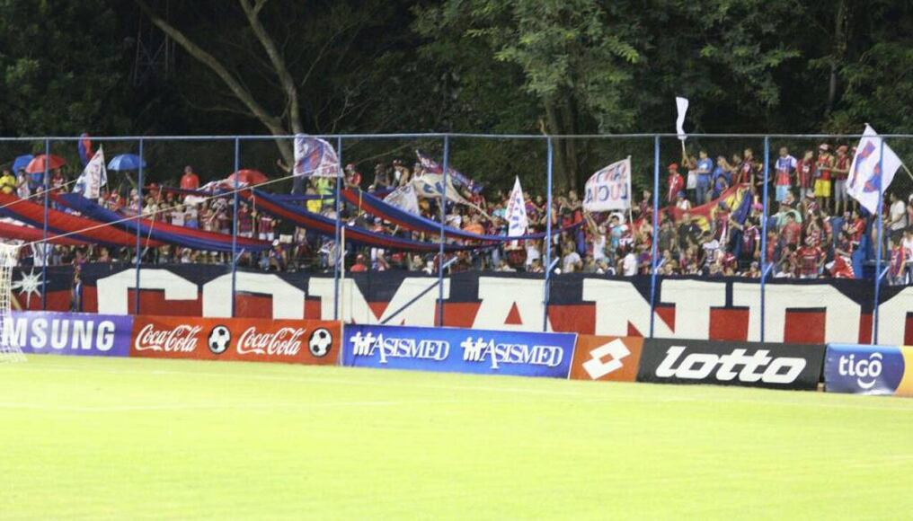 La hinchada de Cerro se llegó hasta Villa Elisa y llenó el estadio. Foto Aníbal Gauto