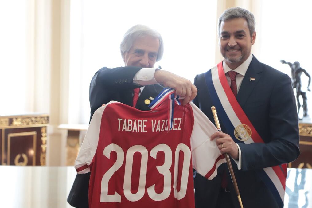 Tabaré Vázquez exhibe la camiseta de la Albirroja, que promueve la candidatura de Argentina, Paraguay y Uruguay para el Mundial 2030. (Foto Presidencia de la Rca)