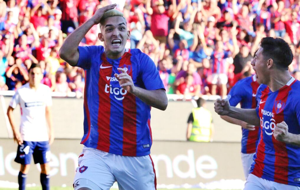 Alfio Oviedo ceebra su gol el primero para Cerro Porteño. Lo acompaña Oscar Ruiz, autor de dos tantos. Foto: Aníbal Gauto