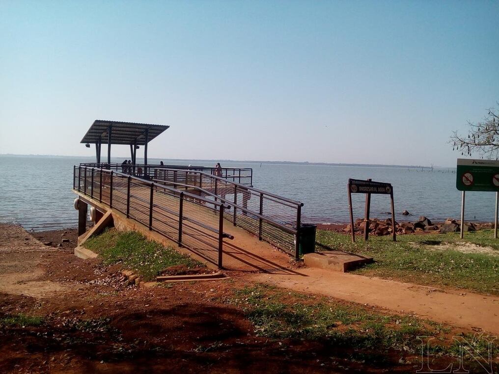 Nuevo mirador en la costa del Lago Itaipú en el Refugio Biológico Tatí Yupí.