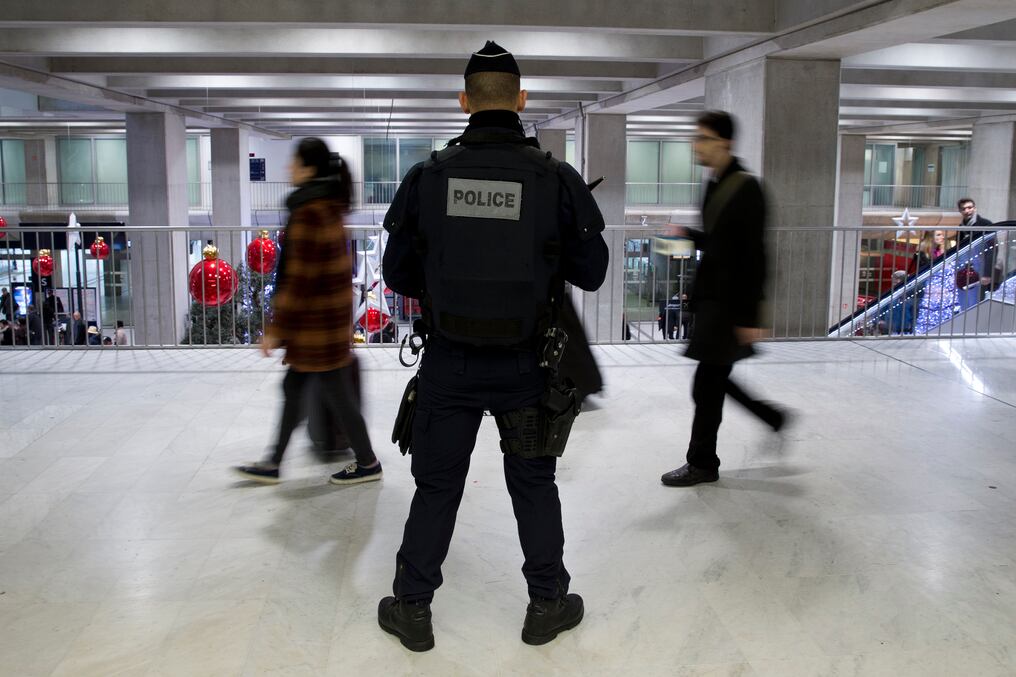 La policía francesa patrullaba en el aeropuerto de Roissy-Charles-de-Gaulle el 3 de diciembre de 2015, en Roissy-en-France, en las afueras de París.  Desde los atentados de 2015, las alertas se desatan ante cualquier sospecha. Foto: AFP  / KENZO TRIBOUILLARD