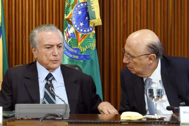 El Presidente en Ejercicio de Brasil, Michel Temer (izquierda) conversa con el Ministro de Economía Henrique Meirelles durante la primera reunión de Gabinete en el Placio de Planalto in Brasilia. FOTO: EVARISTO SA / AFP