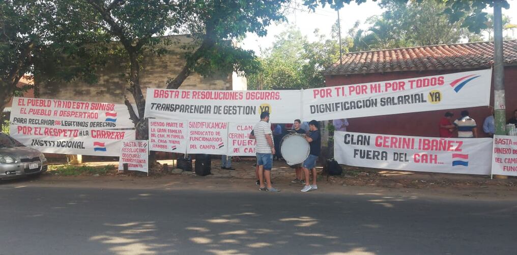 Funcionarios del interior del país del CAH llegaron a la capital para manifestarse. FOTO: 970AM.