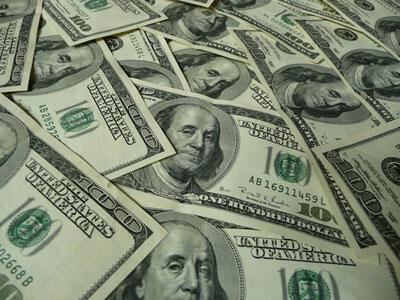 El mercado de divisas también estaba febril: el dólar cayó hasta 101,30 yenes, frente a 105,47 yenes el martes, antes de repuntar. 