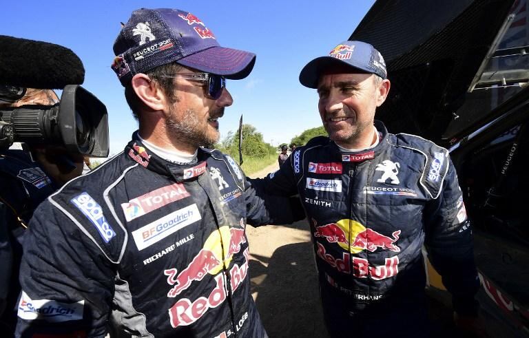 Loeb (izq.) metió presión, pero para Peterhansel fue apenas un cosquilleo. Foto: AFP.