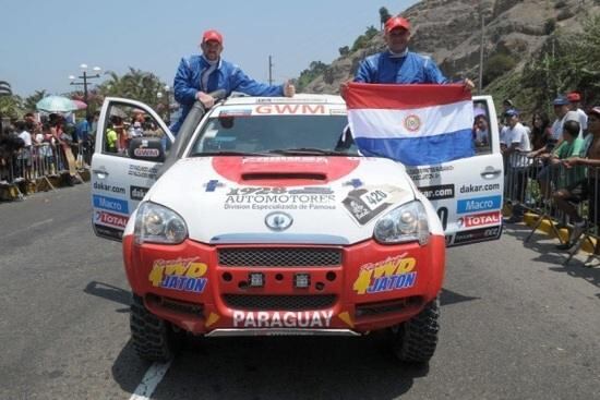 Milciades Fretes (der), primer paraguayo en completar el Dakar, ahora directivo.