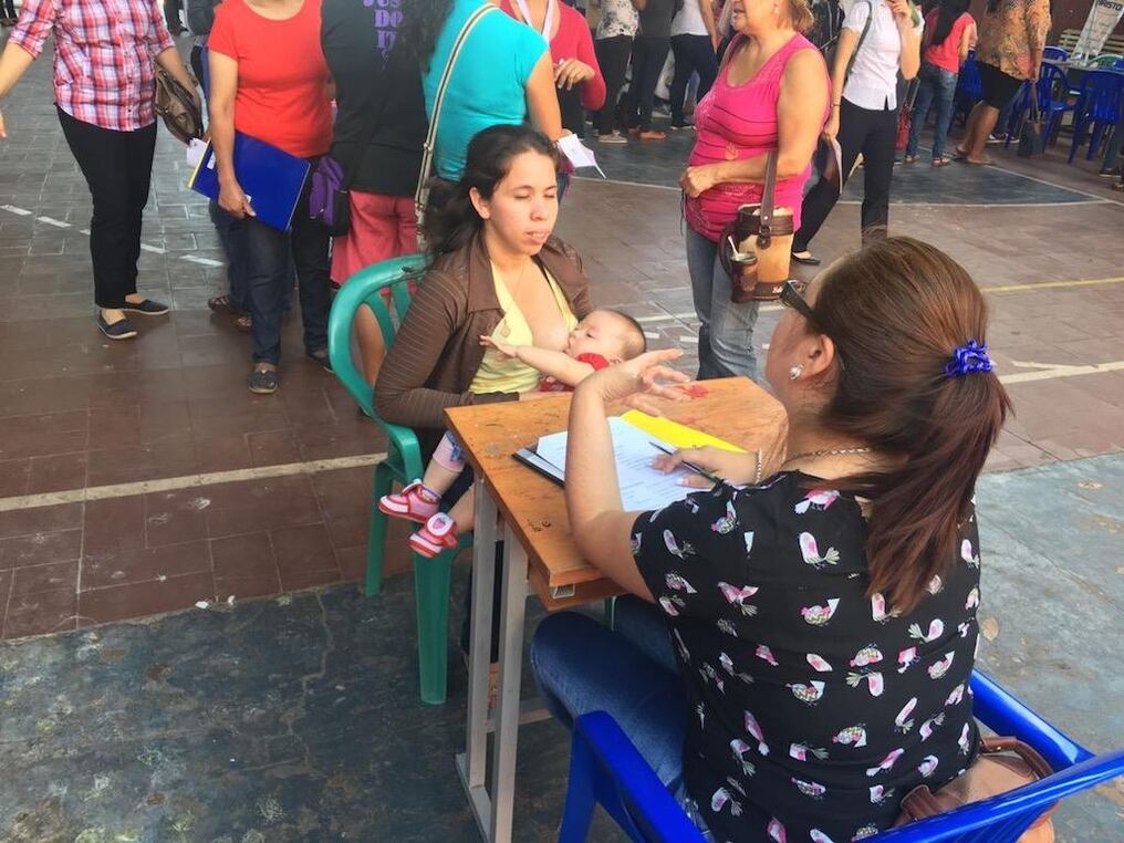 Amamanta y busca empleo