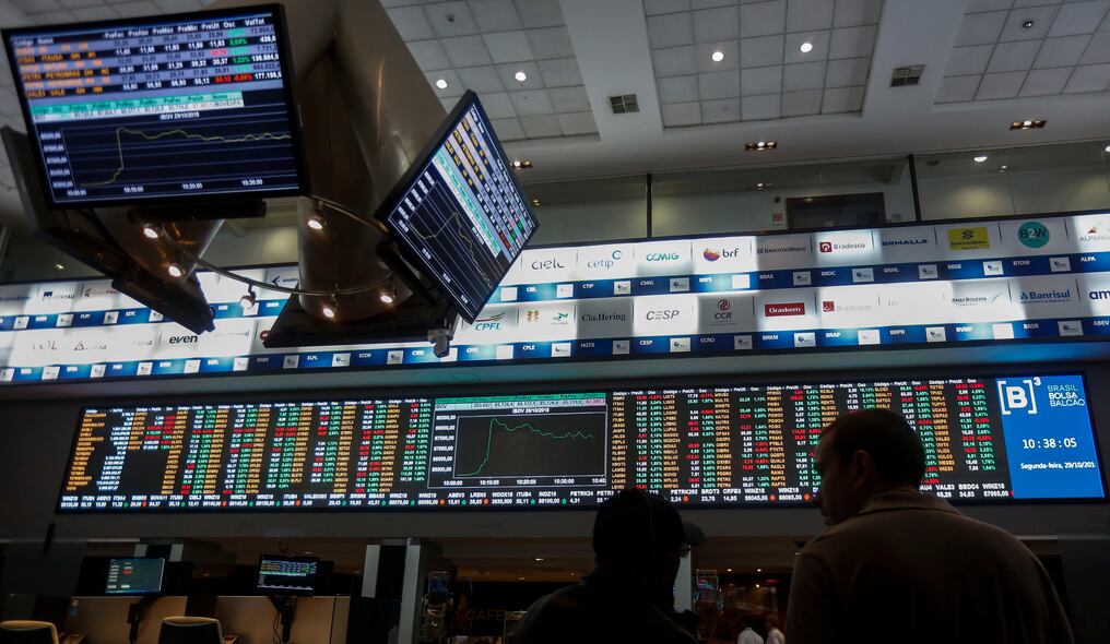 Fotografía tomada en la sede de la Bolsa de Valores de Sao Paulo (Bovespa) en el centro de Sao Paulo, Brasil, el 29 de octubre de 2018. - Brasil entró en una nueva era el lunes después de elegir a su próximo presidente, Jair Bolsonaro, un congresista de extrema derecha que prometió un cambio fundamental en Dirección para el gigante país latinoamericano. Bolsonaro, que admira abiertamente la antigua dictadura militar de Brasil y sorprendió a muchos con sus comentarios despectivos sobre mujeres, gays y negros, ganó el 55 por ciento de los votos en una segunda vuelta el domingo, más de 10 puntos por delante del opositor izquierdista Fernando Haddad. Foto: Miguel SCHINCARIOL / AFP.