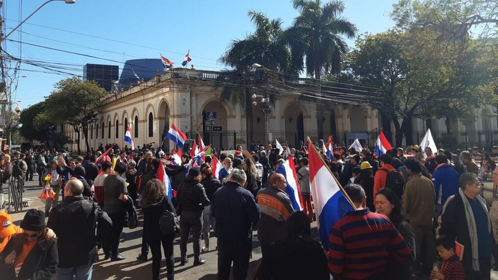 La manifestación se realiza en las inmediaciones del Congreso Nacional. Foto: 780 AM.