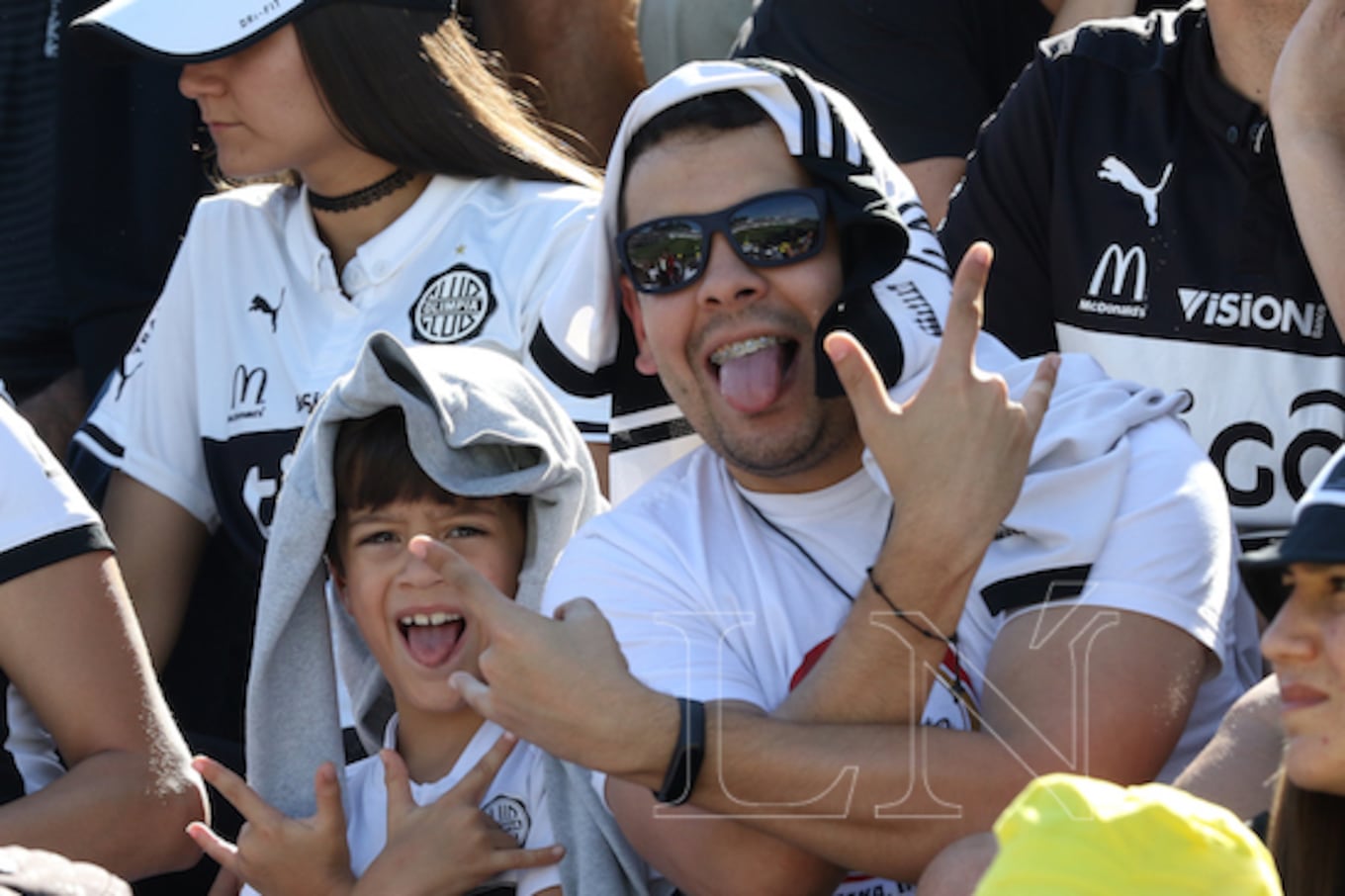 Un festejo de padre e hijo al estilo Roque Santa Cruz en plena grada.FOTO:CHRISTIAN MEZA