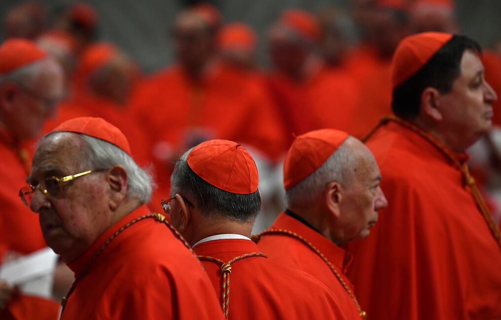 Los cardenales asisten al Consistorio Público Ordinario del Papa para la creación de nuevos cardenales, para la imposición de la biretta, el envío del anillo y la asignación del Título o Diaconado, el 5 de octubre de 2019 en la Basílica de San Pedro en el Vaticano. - El Papa Francisco nombra a 13 nuevos cardenales en el Consistorio Público Ordinario de 2019, eligiendo prelados cuyas carreras de por vida reflejan su compromiso de servir a las comunidades marginales y locales de la iglesia, provenientes de 11 naciones diferentes y representando múltiples órdenes religiosas. Foto: Tiziana FABI / AFP.