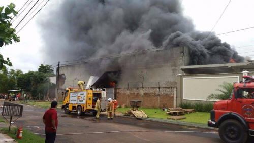 Incendio de grandes proporciones en Salto del Guairá