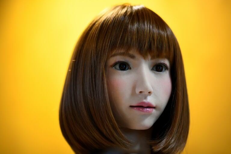 En Japón ya se están utilizando robots como Erica para hacer de recepcionistas. afp.