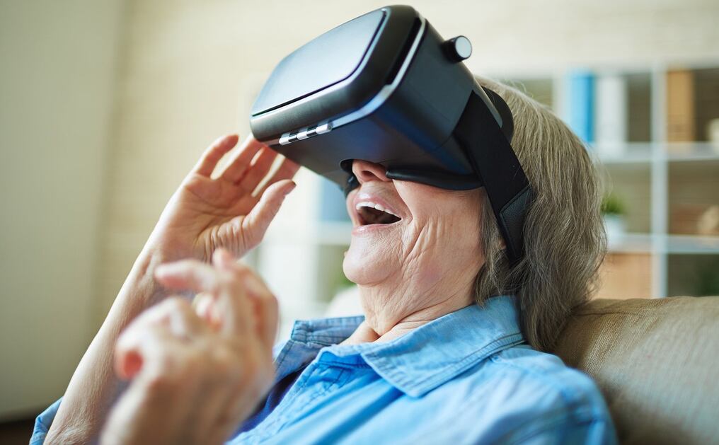 A sus 78 años, Nidia Silva nunca nadó entre delfines. Hasta que una ONG de Miami le coloca un casco de realidad virtual para que cumpla su sueño.