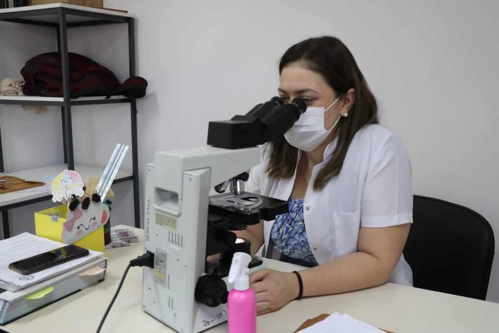 Desde el año pasado, el Hospital de Clínicas recibe muestras de tejidos patológicos de otros centros sanitarios externos del país, extendiendo así sus servicios de diagnósticos que ayudan a una resolución sobre la etiología de la enfermedad de cada paciente. Foto: Gentileza.