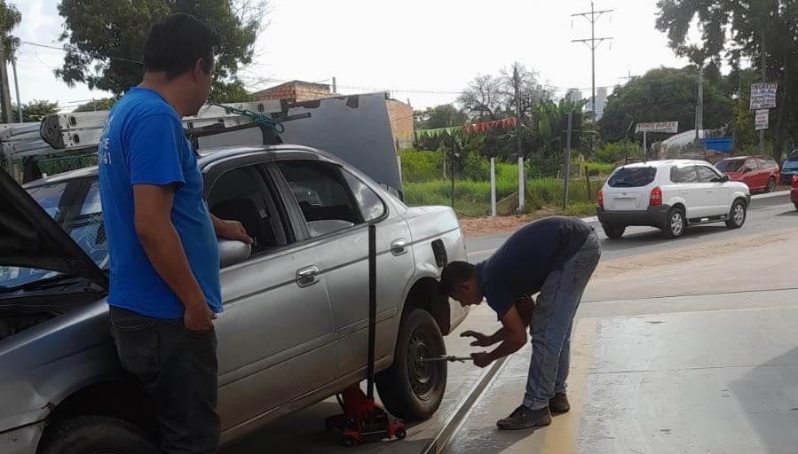 Reparan ruedas de automóviles, tractores, camiones de todo porte y hasta de remolques. Foto: Gentileza.