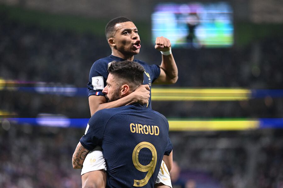 Kylian Mbappé y Olivier Giroud, dos potentes jugadores de la ofensiva francesa.FOTO:AFP