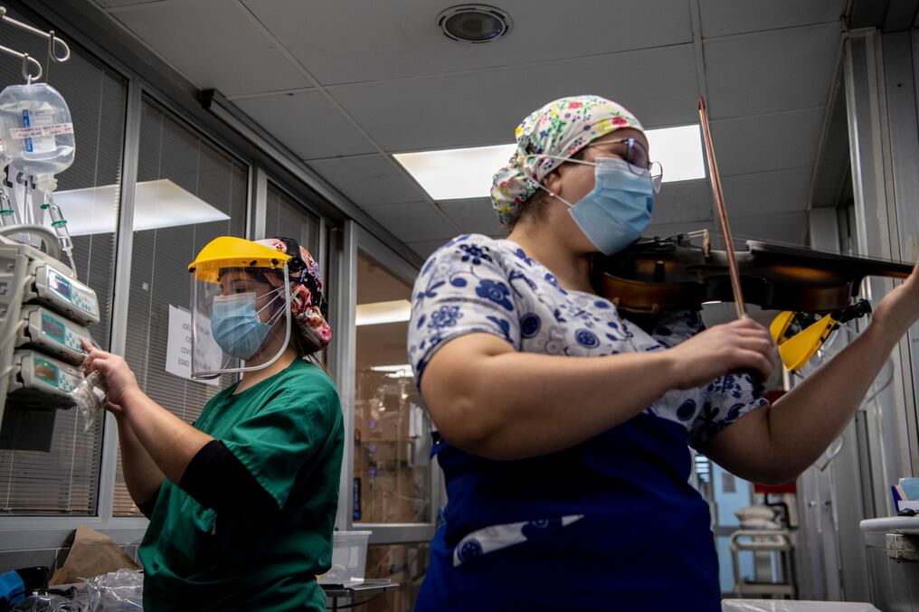 La enfermera chilena Damaris Silva toca el violín para pacientes infectados con COVID-19. Foto: AFP.
