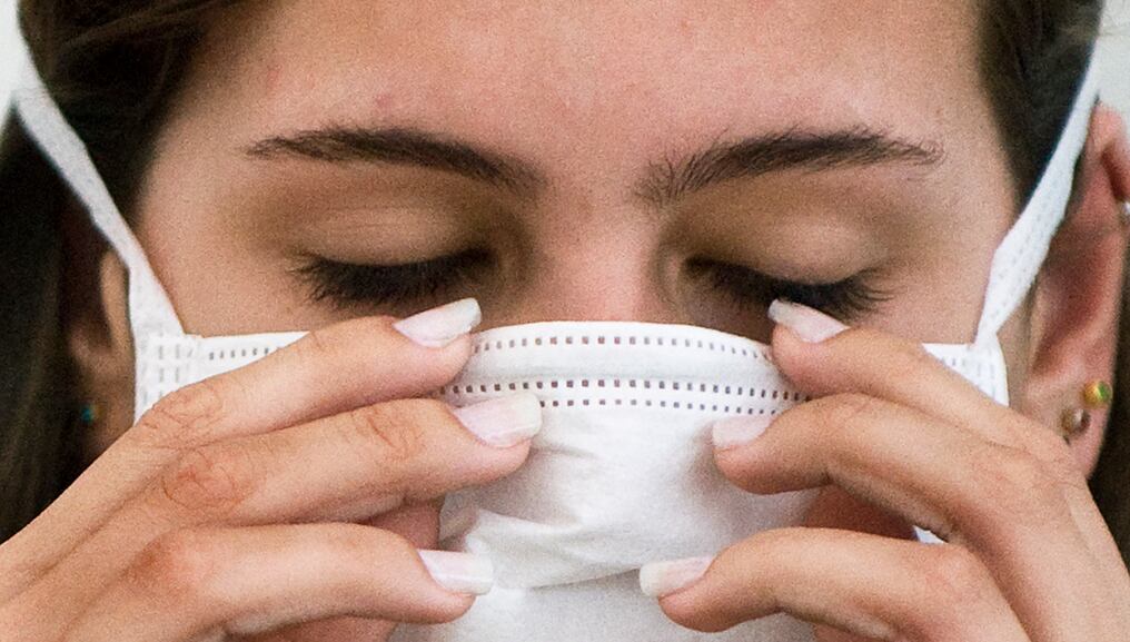 En las últimas semanas se dispararon los casos de síntomas gripales, en medio de un clima severo y la mayor contagiosidad de la variante ómicron del COVID. Foto: AFP.