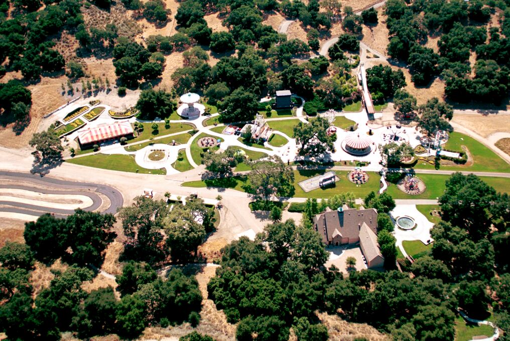 Esta foto de archivo muestra una vista aérea del rancho Neverland Valley del cantante Michael Jackson el 25 de junio de 2001 en Santa Ynez, CA.(Foto de Jason Kirk / GETTY IMAGES NORTH AMERICA / AFP)