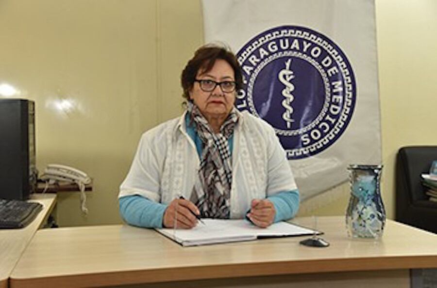 La presi­denta del Círculo Paraguayo de Médicos, Gloria Meza, pidió continuar con la campaña de vacunación para llegar a la mayor cantidad posible de gente con la inmunización. Foto: Gentileza.