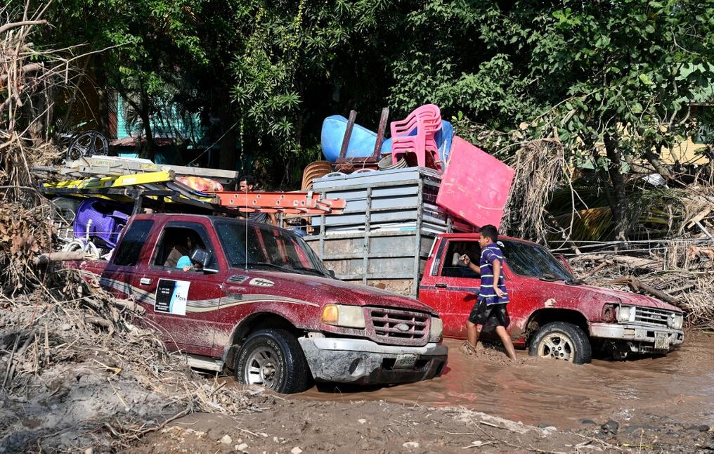 Además 211 carreteras fueron afectadas y casi un centenar de puentes quedaron dañados, pese a que los dos fenómenos llegaron a Guatemala degradados. Foto: AFP.