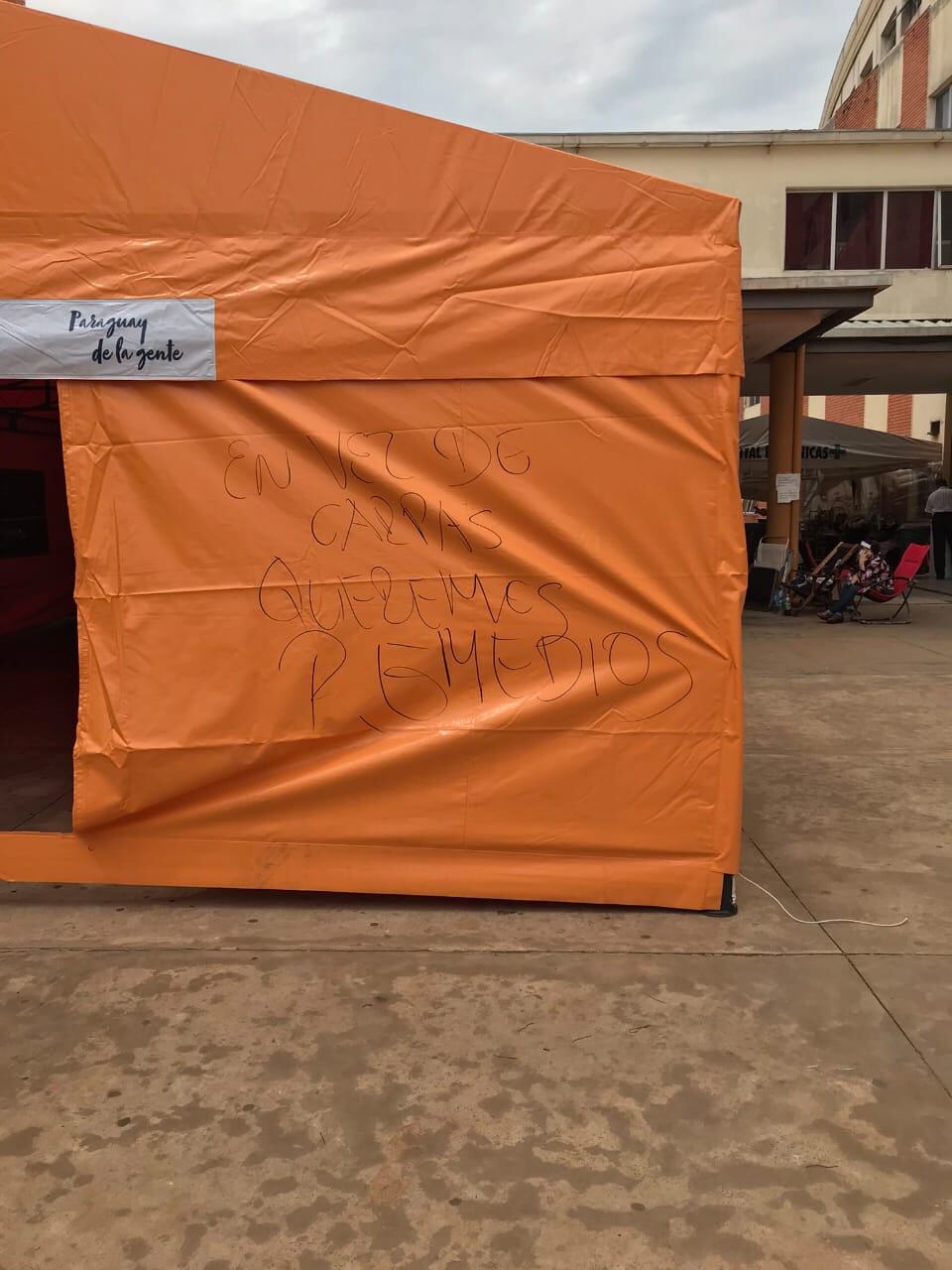 El gesto de la primera dama no cayó bien y las personas que se encontraban en el predio del hospital reclamaron a gritos que no querían una carpa, sino medicamentos. Foto: Gentileza.