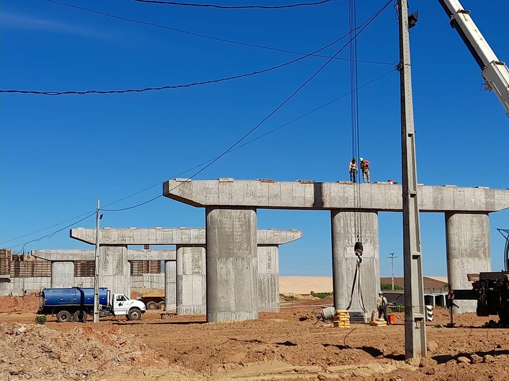 Durante los próximos días se alzarán todas las vigas longitudinales del puente de 180 metros de largo, por lo que será el más extenso de los tres puentes. Foto: Gentileza.