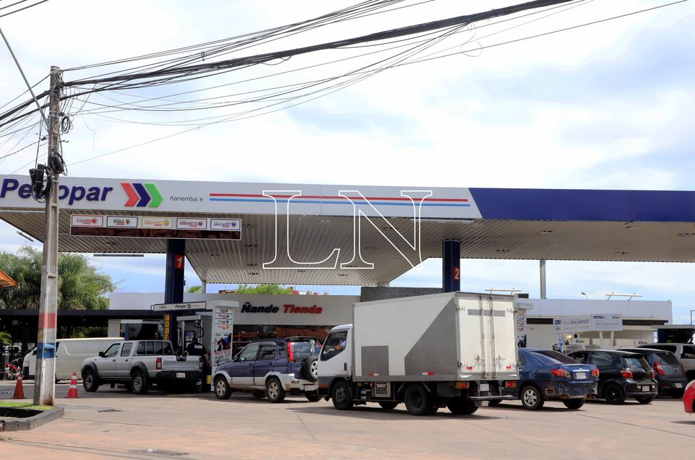 Ante la suba sostenida del precio del combustible a nivel mundial, el titular de Petropar y el viceministro de Economía coinciden en que existe mucha incertidumbre sobre la efectividad de la ley de subsidio del combustible. Foto: Jorge Romero.