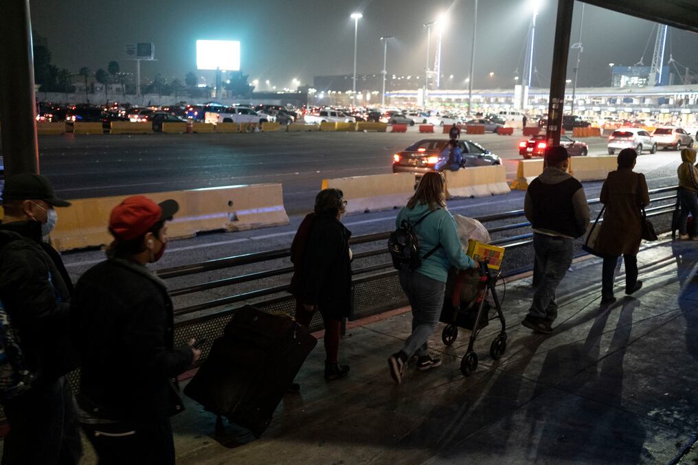 Residente de Tijuana hacen cola en el puerto de cruce de San Ysidro en la frontera entre México y Estados Unidos. Foto: AFP.