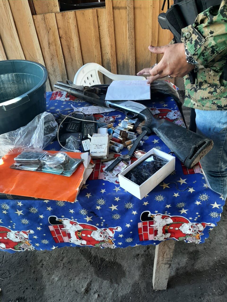 Objetos encontrados en el precario campamento. Foto: Gentileza.