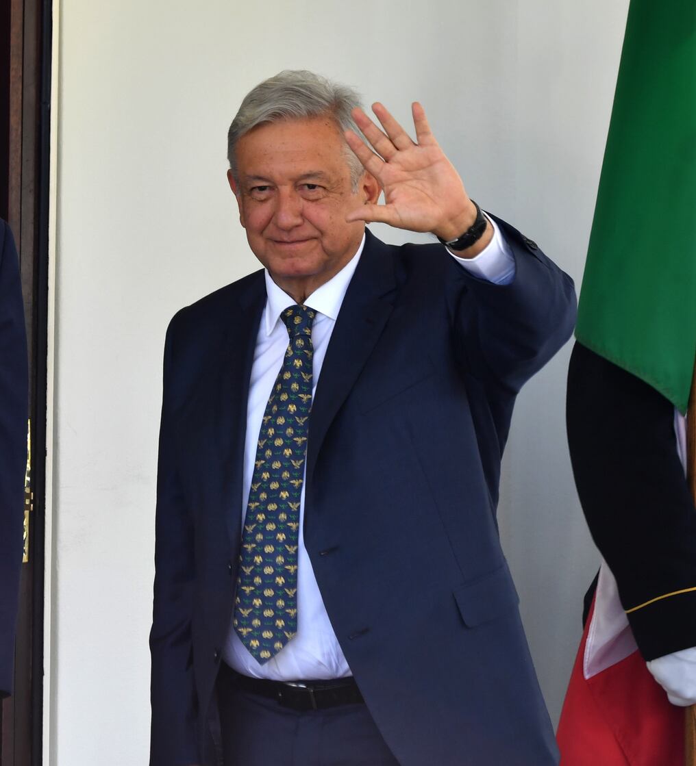 El mandatario de 67 años dijo que sus síntomas son leves y que se siente optimista. Foto: AFP.