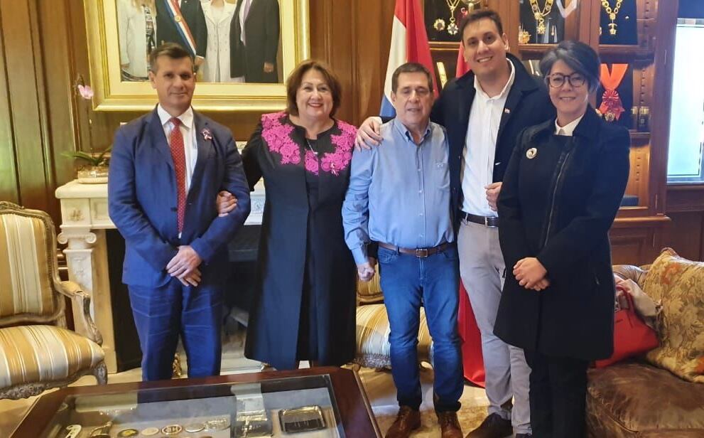 Claudia Russer (de vestido negro) junto al líder del movimiento Honor Colorado, el expresidente Horacio Cartes, y otros referentes. Foto: Gentileza.