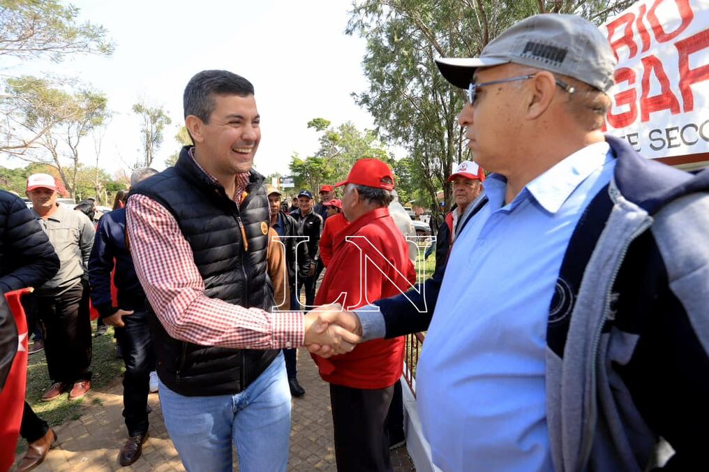 Santiago Peña asegura que se muestra tal cual es en su contacto con los ciudadanos y también trata de recoger el sentimiento de la gente. Foto: Jorge Romero.