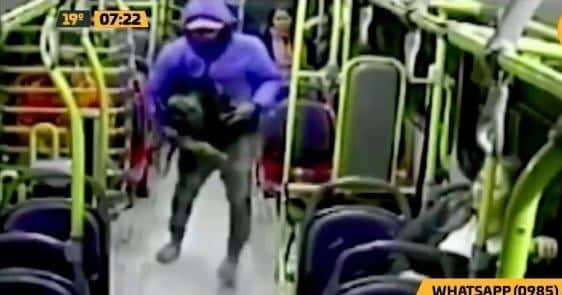 La inseguridad no cesa y esta vez un asaltante armado perjudicó a ciudadanos dentro de un bus. Foto: Captura de pantalla.