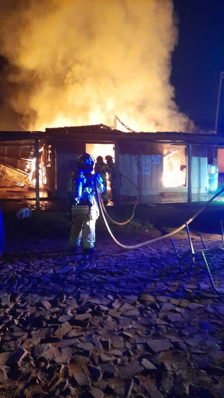 Una vivienda del km 11 Monday de Ciudad del Este fue consumida totalmente por el fuego. Nadie resultó lesionado, pero todo se perdió dentro de la casa. Foto: Gentileza.