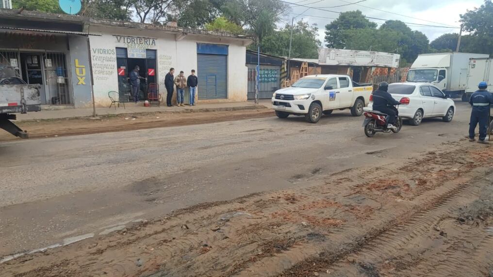 Ante el estado calamitoso en que se encuentra la avenida San José de Limpio, los conductores deben circular con mucha precaución para que sus vehículos no sufran algún desperfecto mecánico. Foto: GEN-Nación Media.
