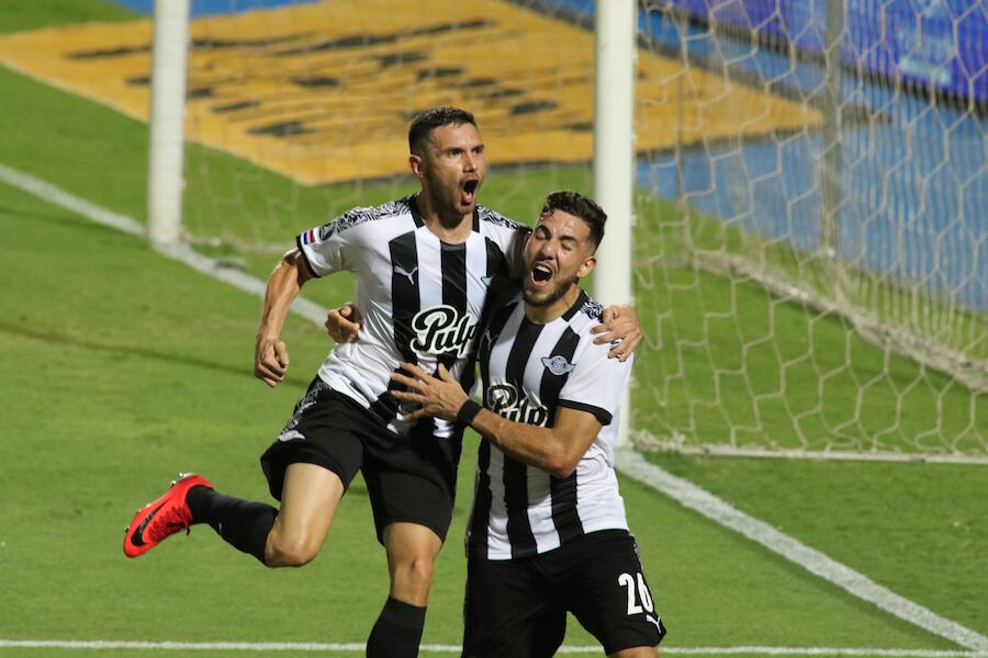 Adrián Martínez festeja con Álvaro Campuzano, uno de los goles del artillero de Libertad, que mostró jerarquía y ambición en el partido copero ante Palmeiras.FOTO: ARCHIVO