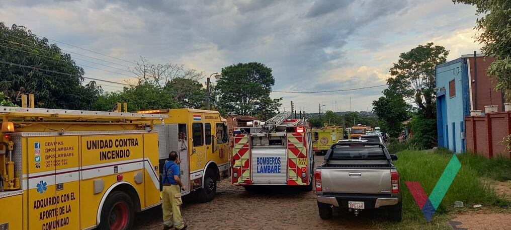 Un depósito de combustible ardió en llamas, por lo que los bomberos acudieron para sofocar el incendio. Foto: Ever Benegas / Nación Media.