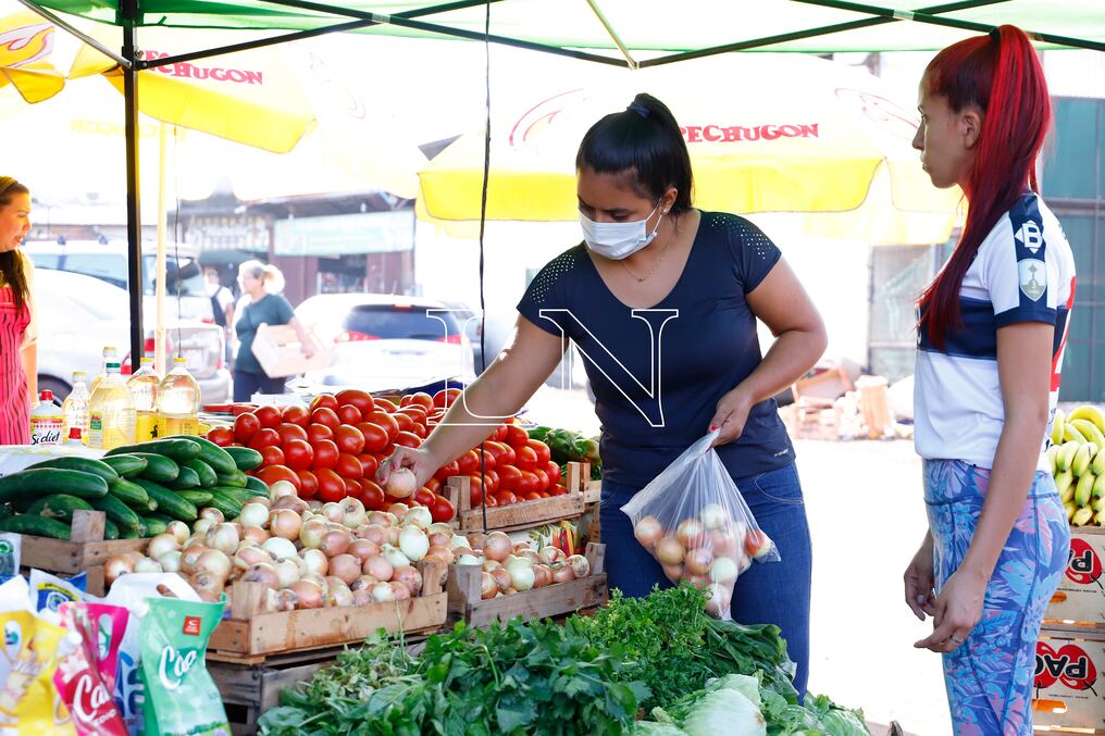 Los comerciantes aseguran que ante los costos altos de los productos importados no cuentan con compradores en el populoso centro comercial. Foto: Christian Meza.