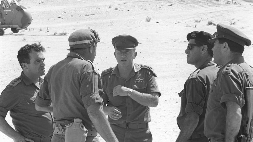 Isaac Rabin en el centro, junto a otros oficiales, durante la Guerra de los Seis Días. Foto: Archivo IDF.