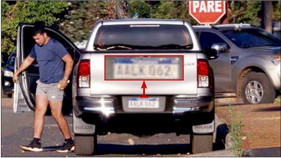 Agente Chamorro, de inteligencia del SIU, descendiendo de su lujosa camioneta.