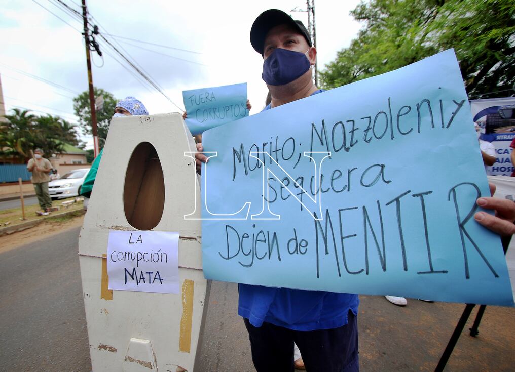 Hartos de la falta de insumos, el personal de blanco del Hospital de Clínicas se manifestó esta mañana para llamar la atención de las autoridades. Foto: Nadia Monges.