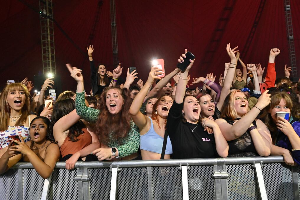 El domingo pasado, en Liverpool se realizó un festival de música sin tapabocas ni distanciamiento, como test para medidas previstas en junio. Foto: AFP.