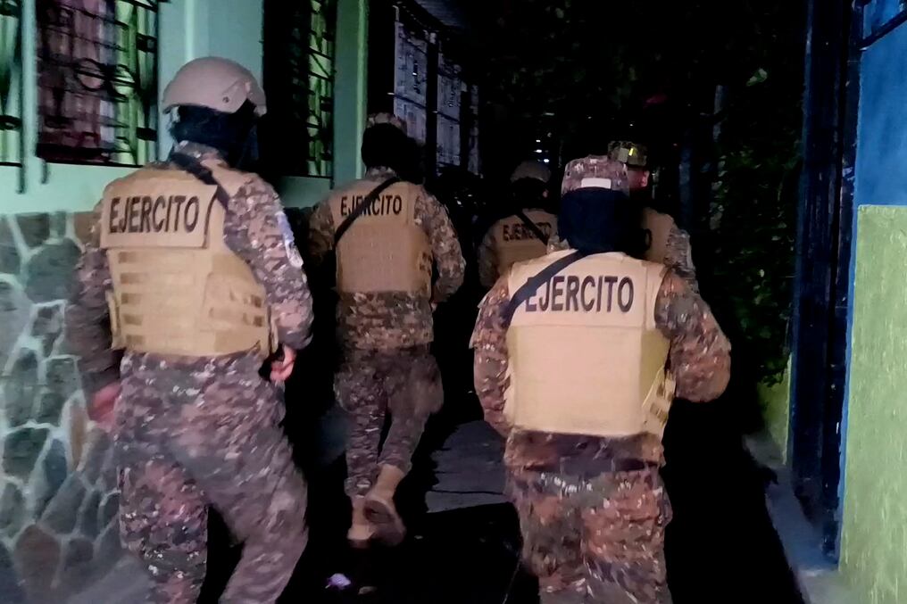 Casi 10.000 militares y policías rodearon Soyapango, en las afueras de San Salvador, en la madrugada de este sábado. Foto: AFP.
