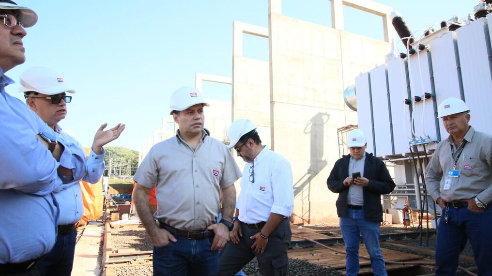 El titular de la Ande, Félix Sosa y un equipo técnico estuvo verificando el avance de obras. Foto: Gentileza.