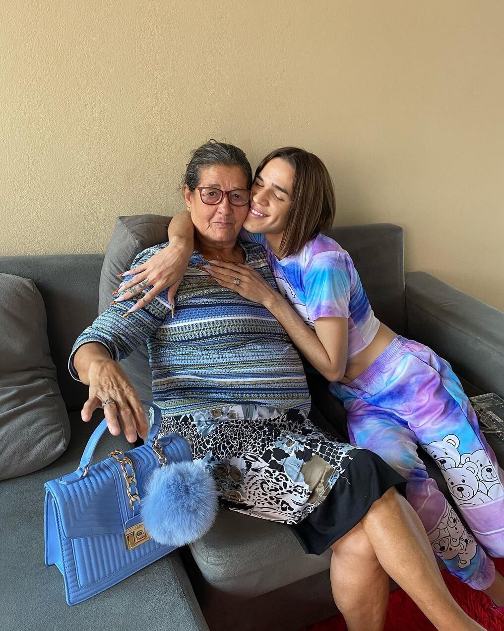 La Comadre junto a "La Reina Madre", su mamá, quien fue hospitalizada ayer. Foto: Gentileza.